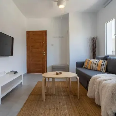 Harbour 1 Bedroom Steps From And Nightlife 파포스