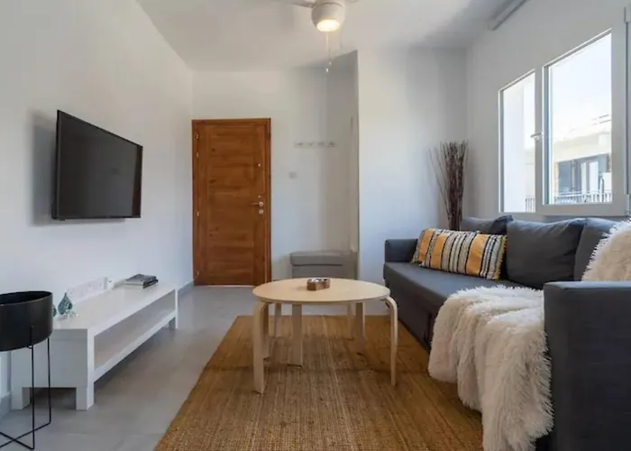 Harbour 1 Bedroom Steps From And Nightlife * بافوس